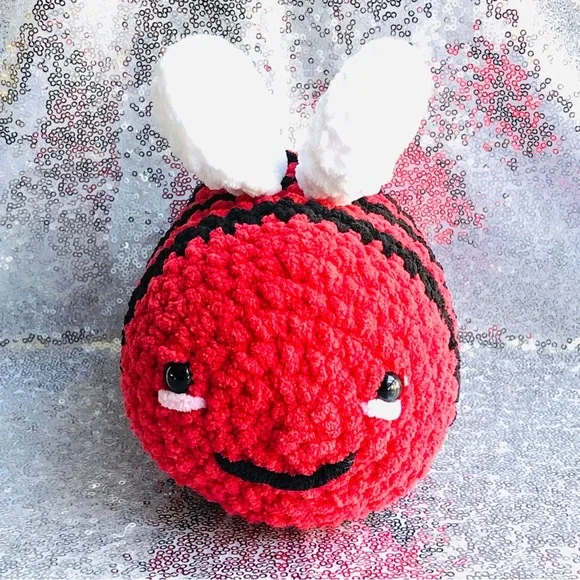 Handmade Plushie Bumblebee - Picture 5 of 15